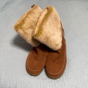 Tom’s brown suede boots